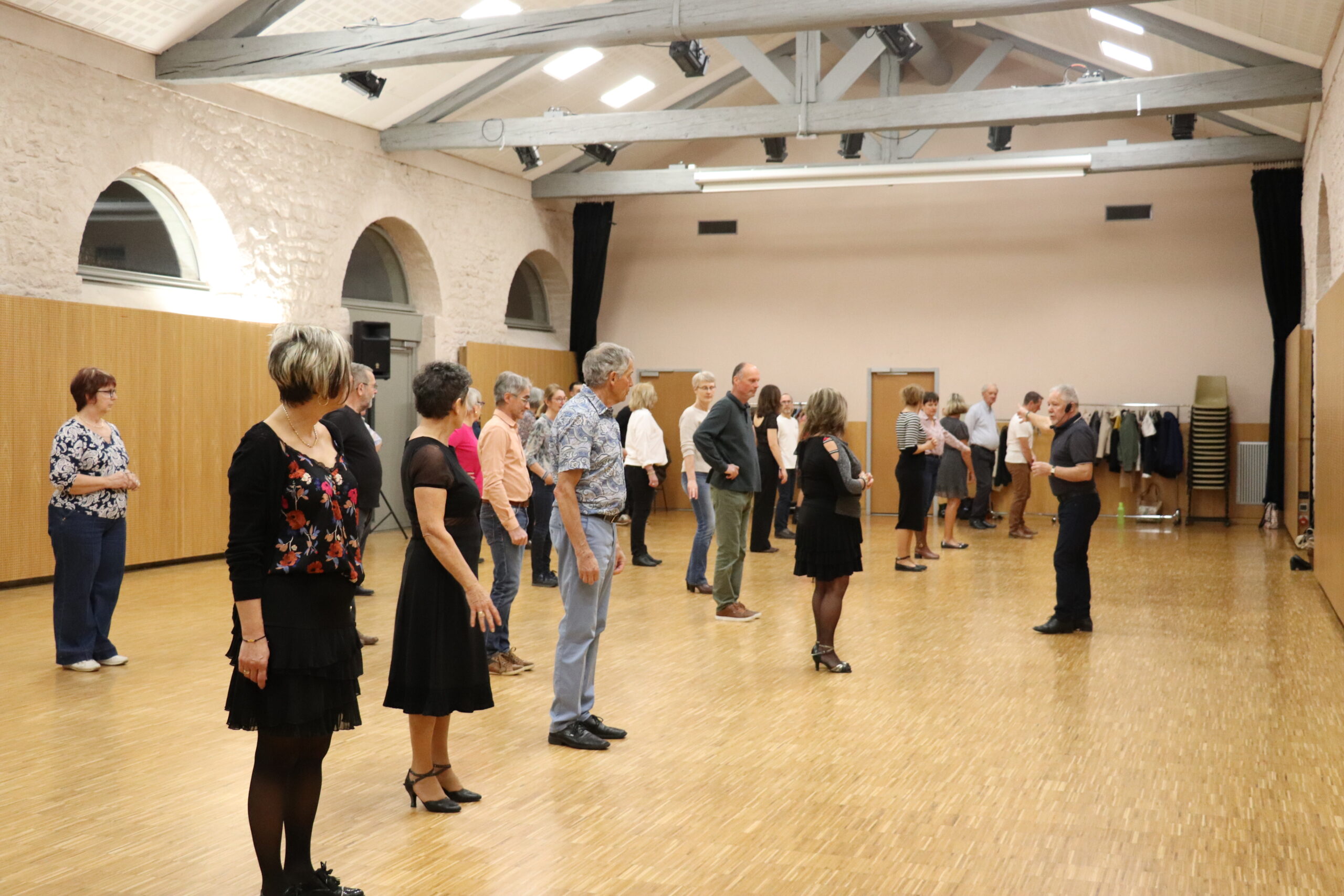 Groupe de danse en ligne lors d’une soirée