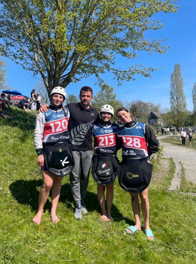 Groupe de kayakistes Oyonnax posant après la compétition