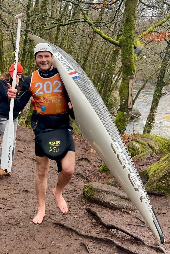 Canoë-kayak slalom sur rivière en crue en Bretagne