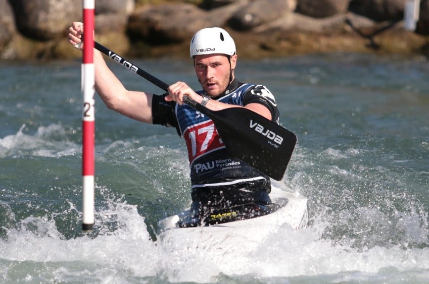 Kayakistes en action sur bassin international de Pau