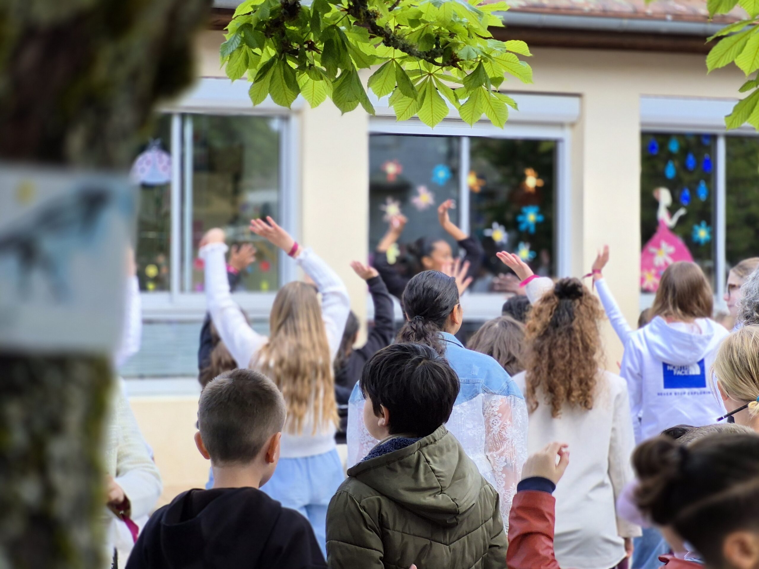 Élèves et enseignants réunis dans la cour