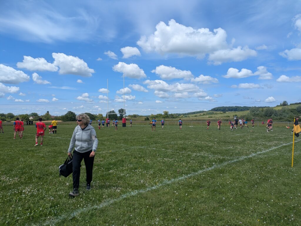 Deuxième terrain de rugby et tribunes au stade