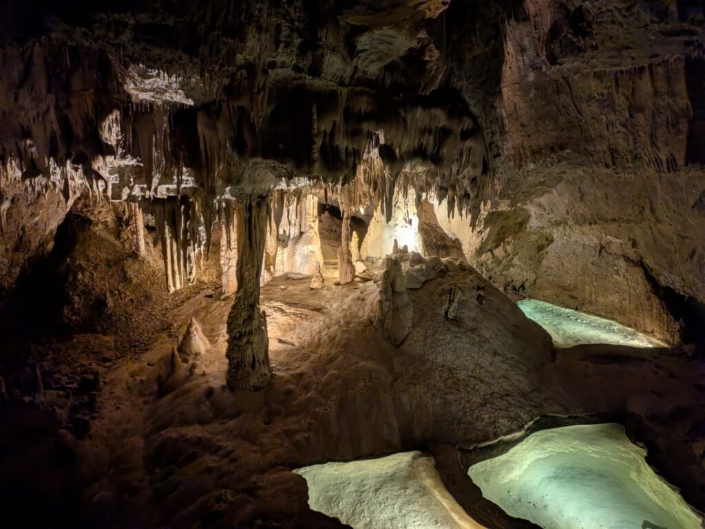 Animation musicale dans les Grottes des Moidons, visiteurs
