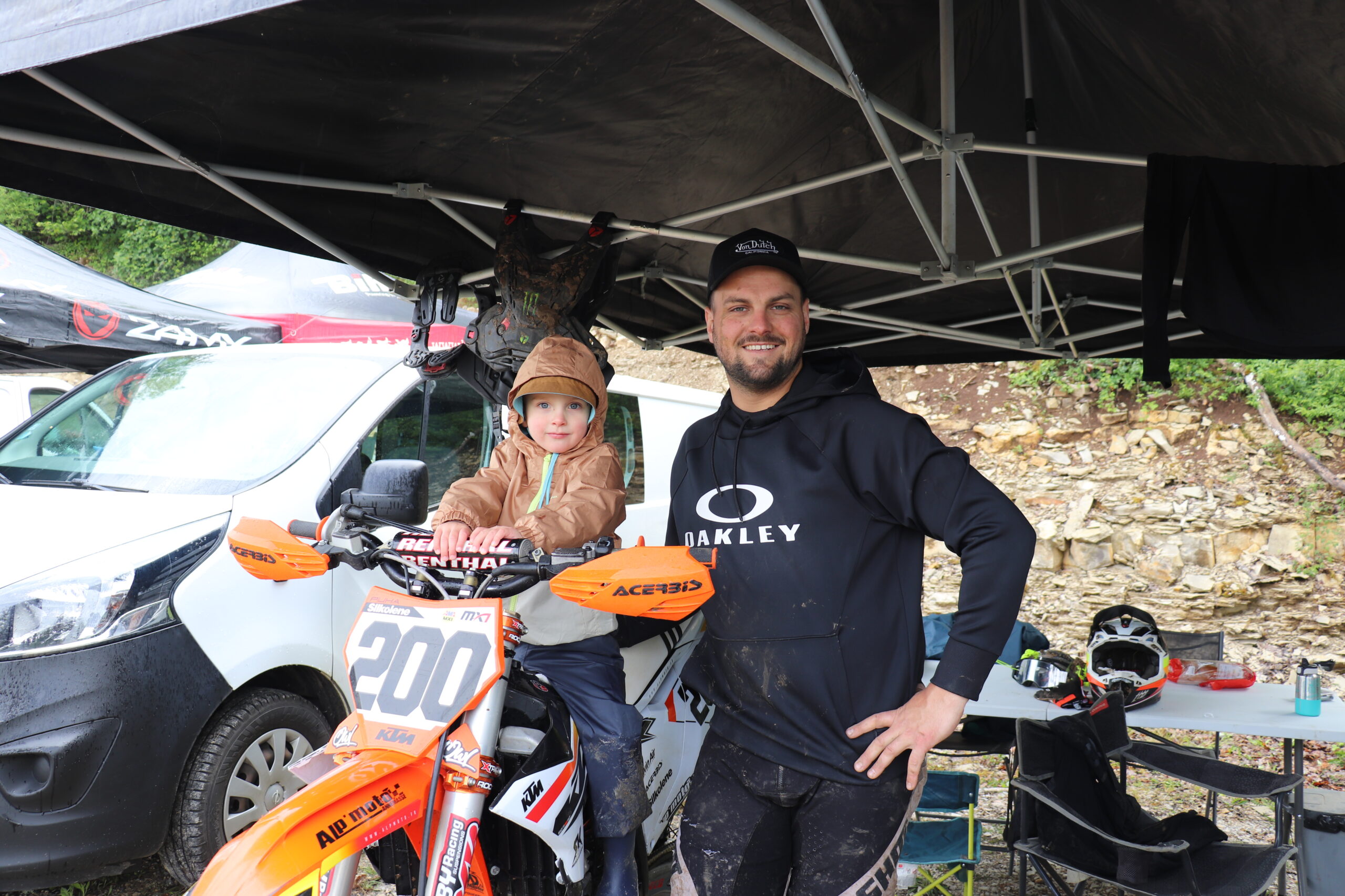 Pilote Anthony Puha en action sur la piste motocross à Legna