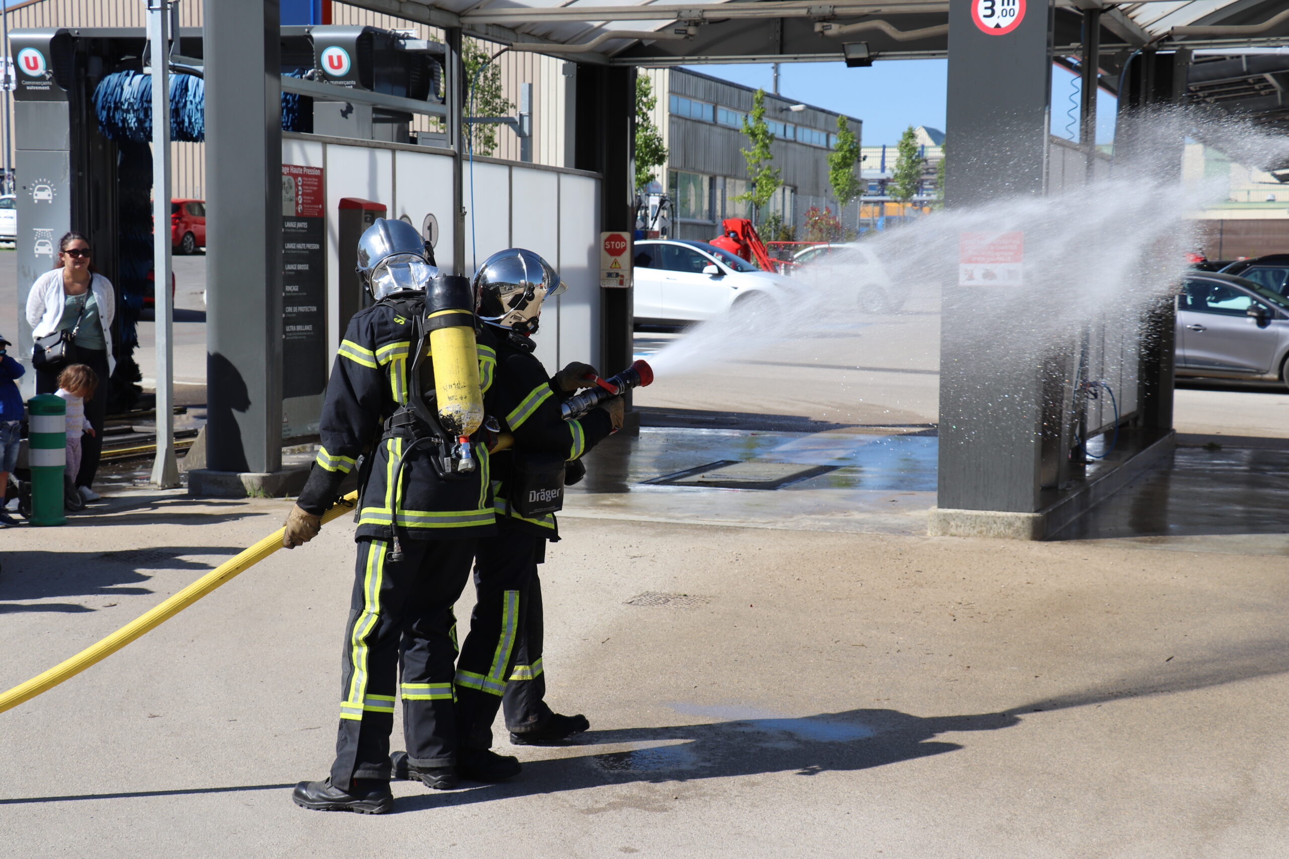 Pompiers attaquent un feu avec lance incendie à Orgelet 