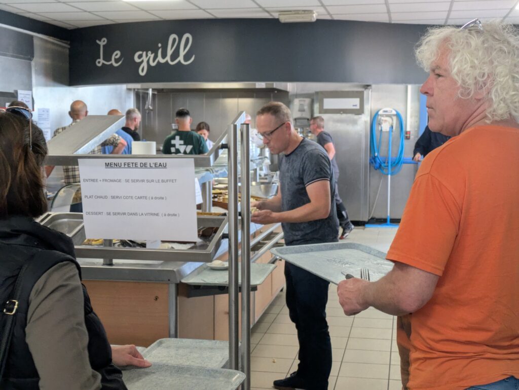 Repas thématique cantine locale lors Fête Eau Nature