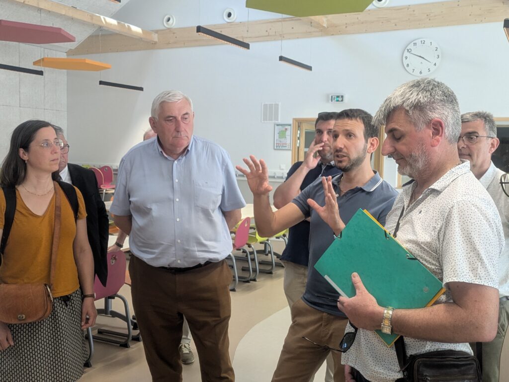 Cédric Houdaut présente le restaurant scolaire aux élus