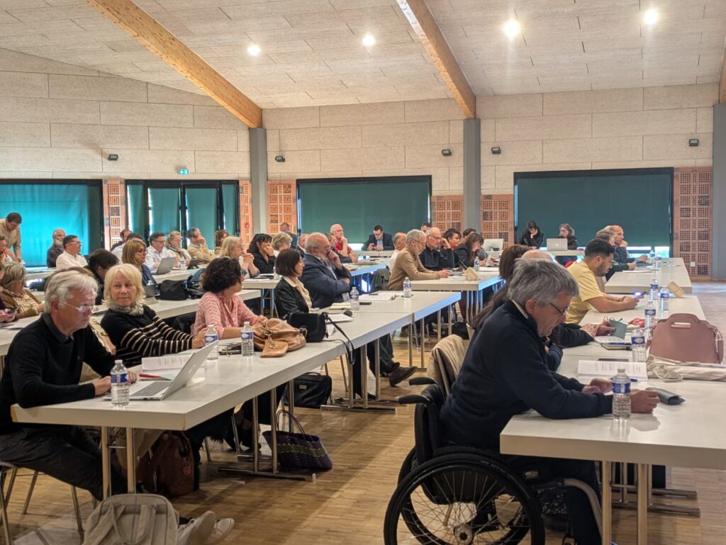Conseil communautaire en réunion, élus autour de tables