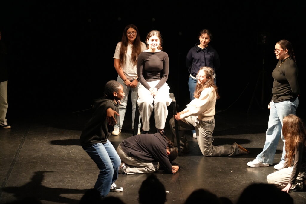 Atelier théâtre et danse, jeunes en mouvement sur scène