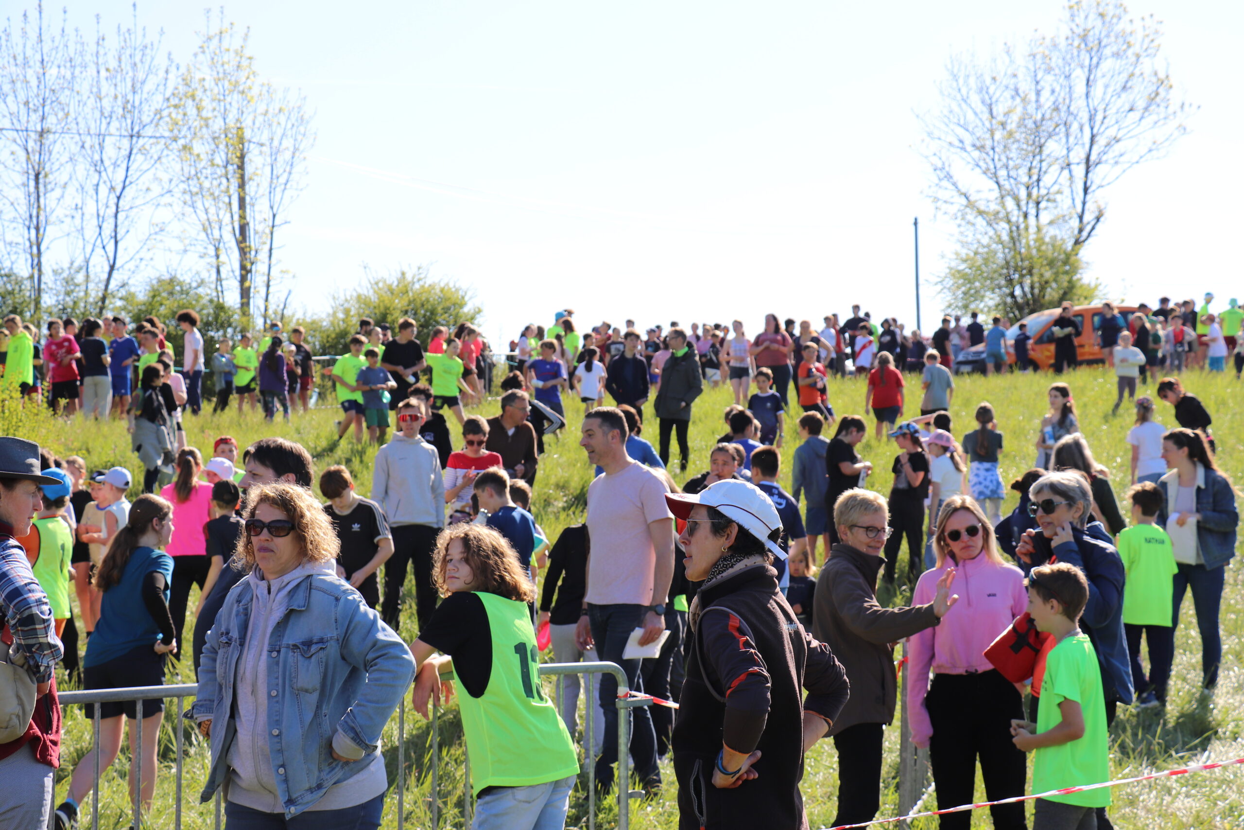 Nombreux élèves rassemblés sur le terrain de cross à Arinthod