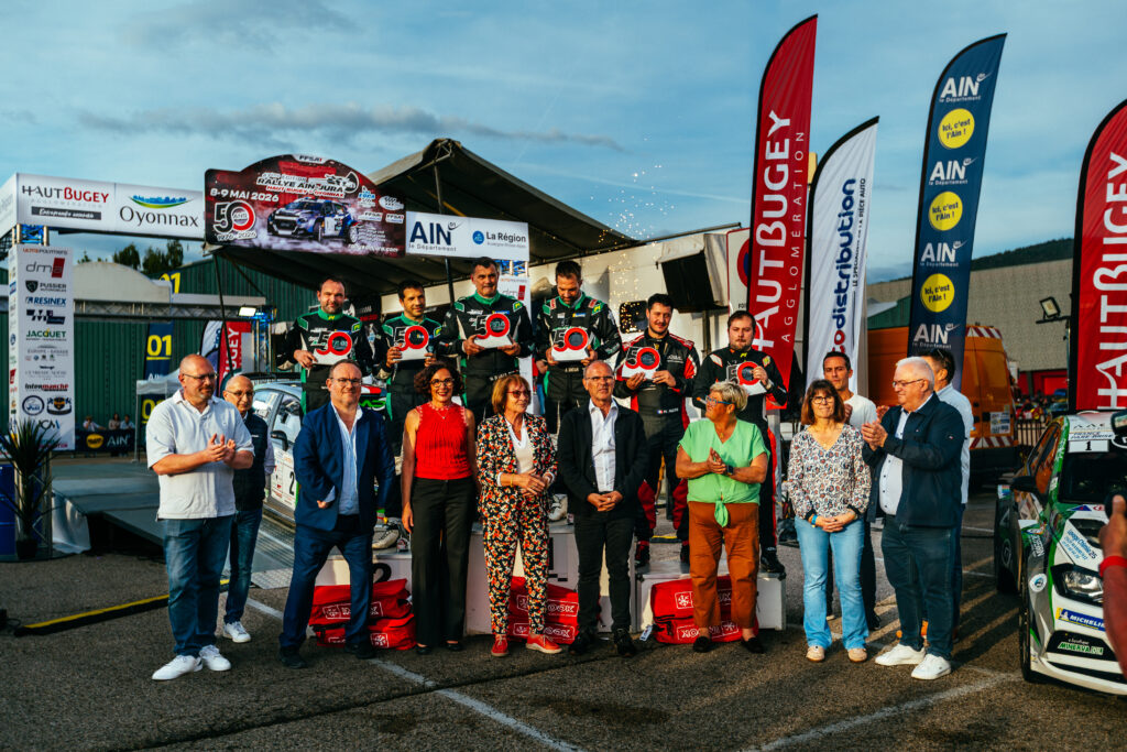 Élus et officiels posant pour une photo de groupe