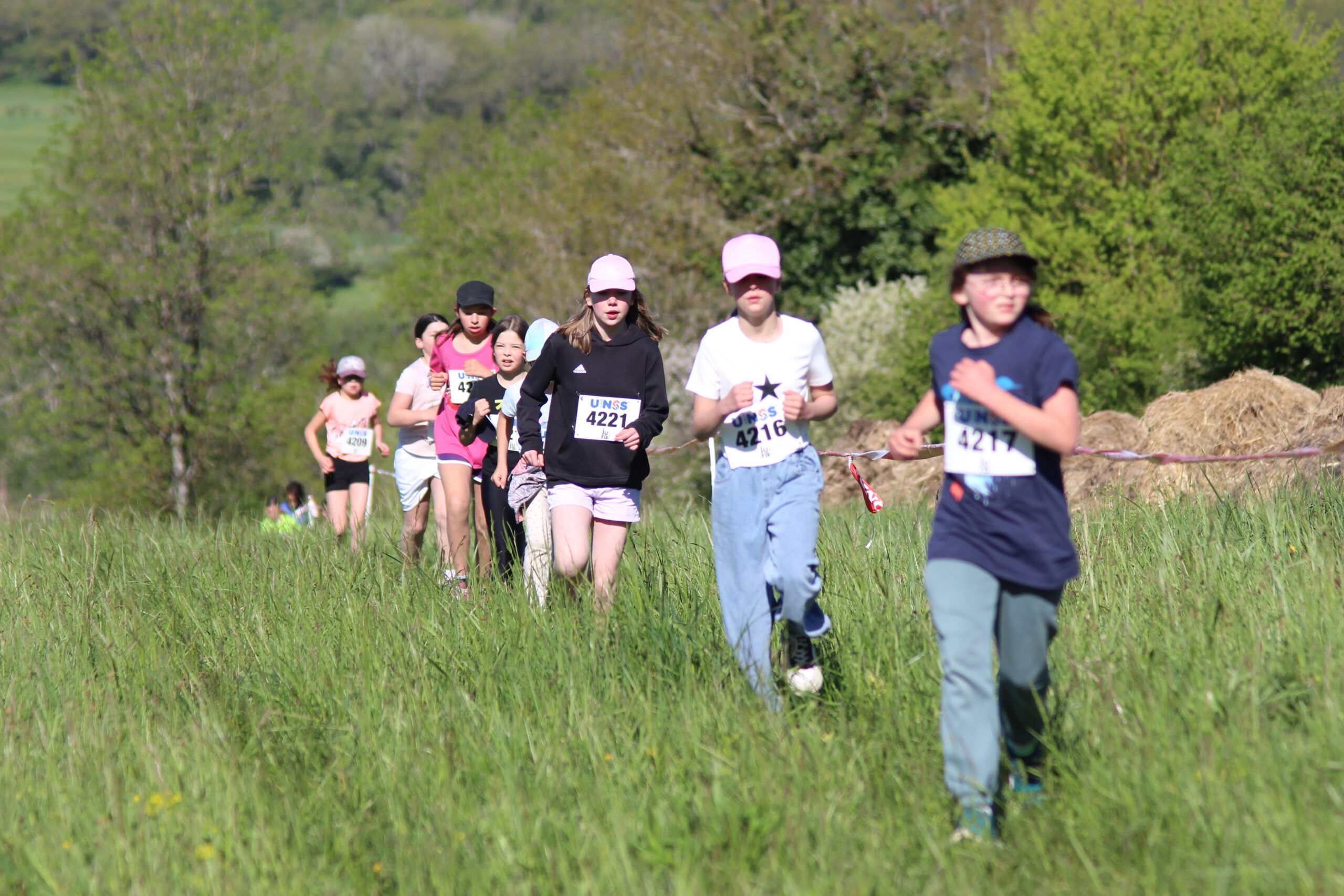 Élèves courant en plein effort lors du cross scolaire à Arinthod