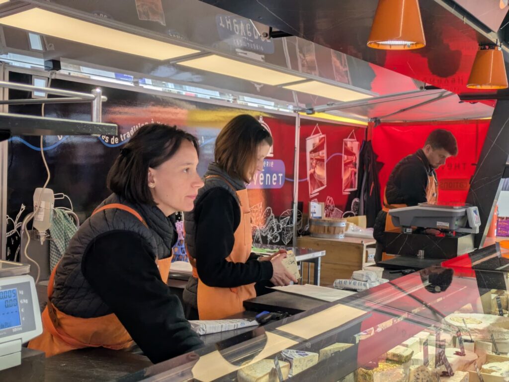 Vendeur de fromages au stand des Fromageries Thevenet