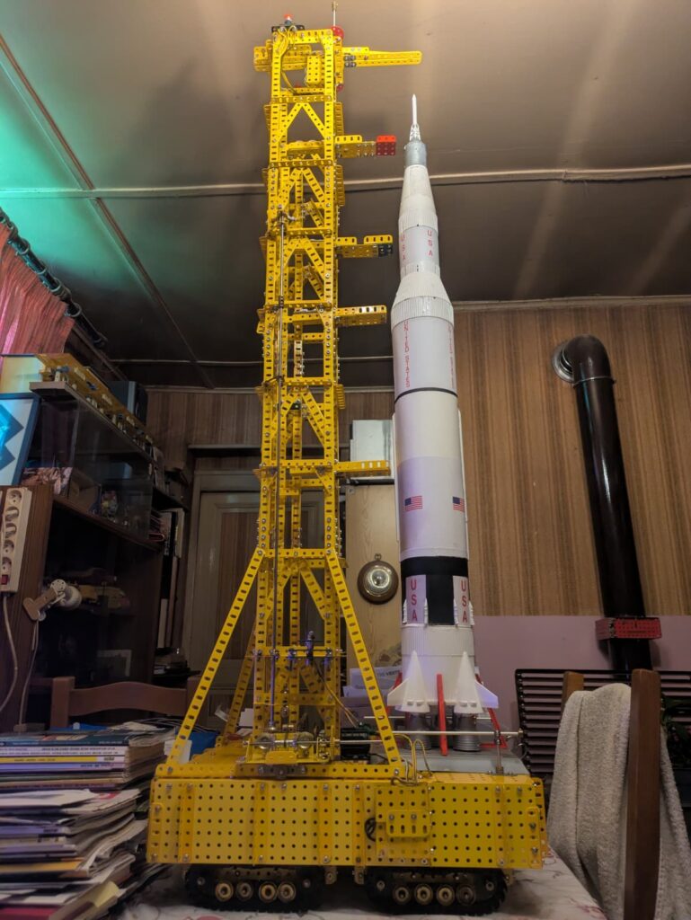 Maquette de la fusée Saturne V en Meccano