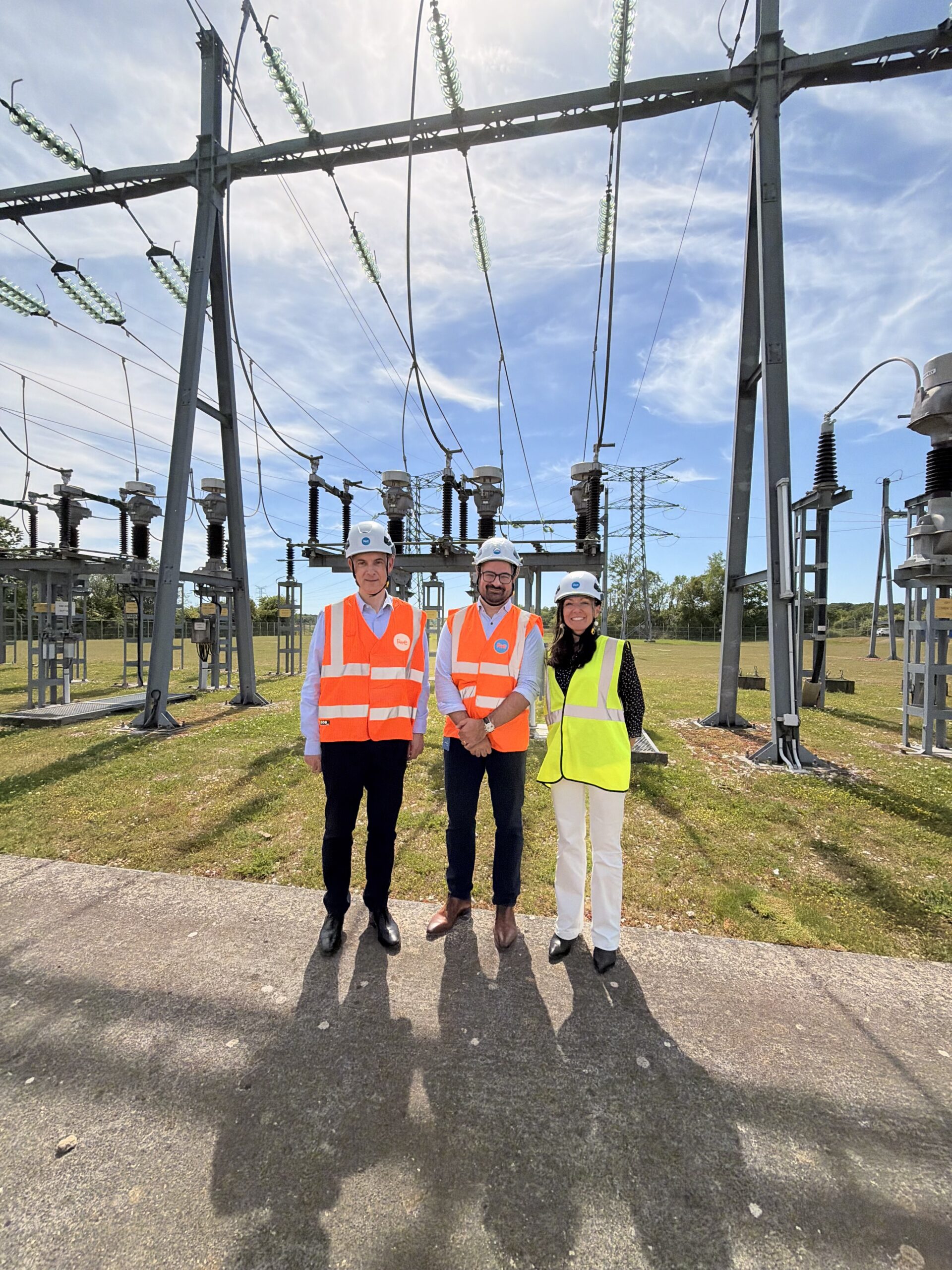 Réseau électrique haute tension et pylônes RTE en Bourgogne