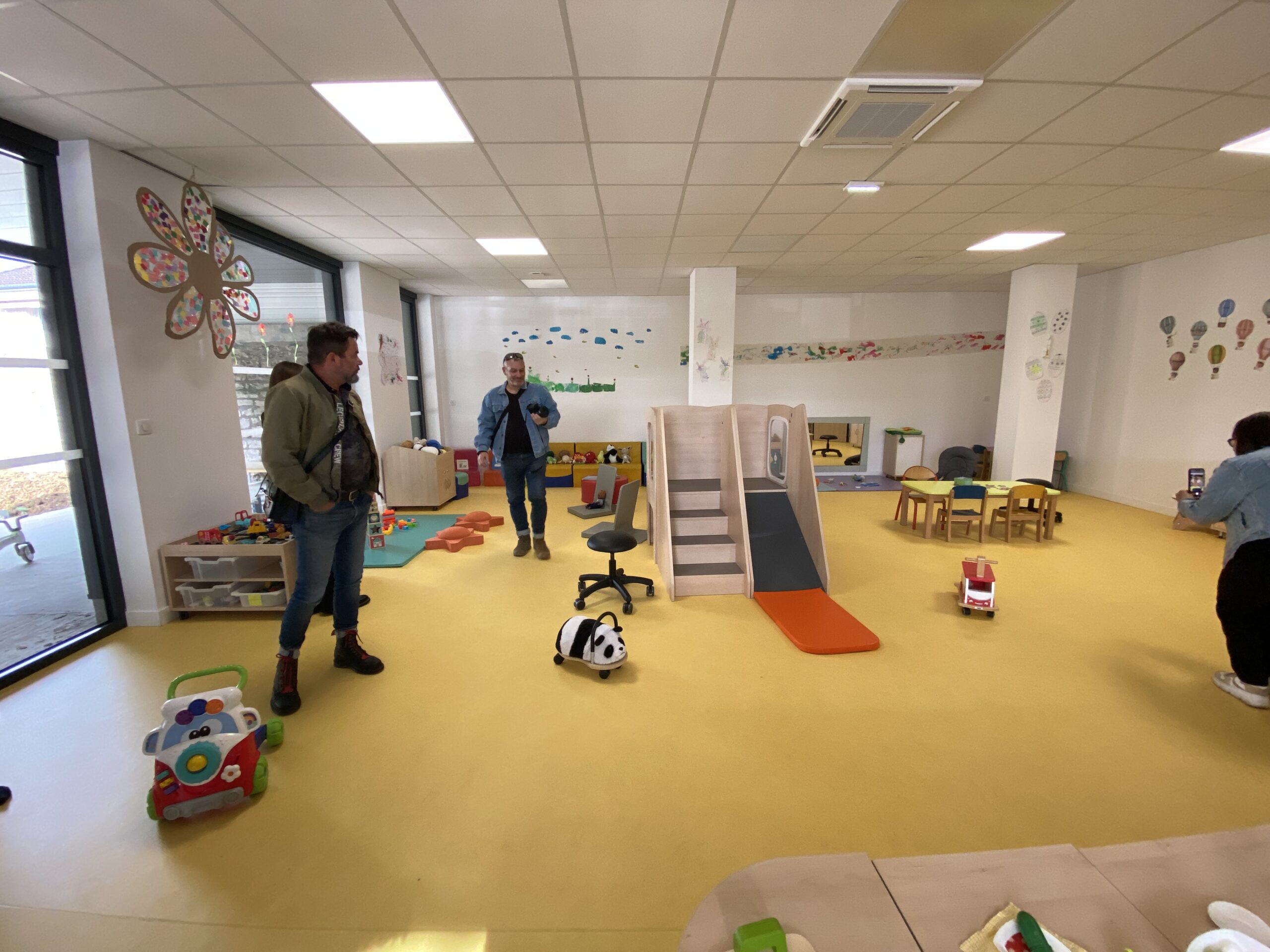 Inauguration micro-crèche MAIA à Dole, élus présents
