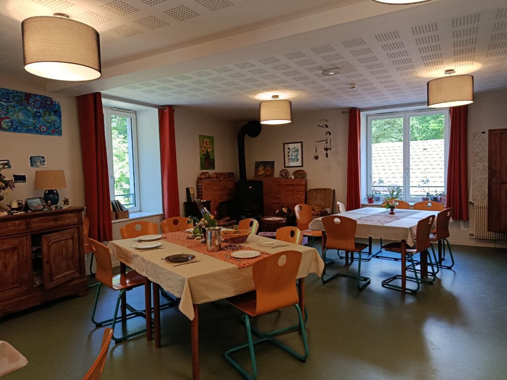 Vacanciers réunis autour d’une grande table conviviale