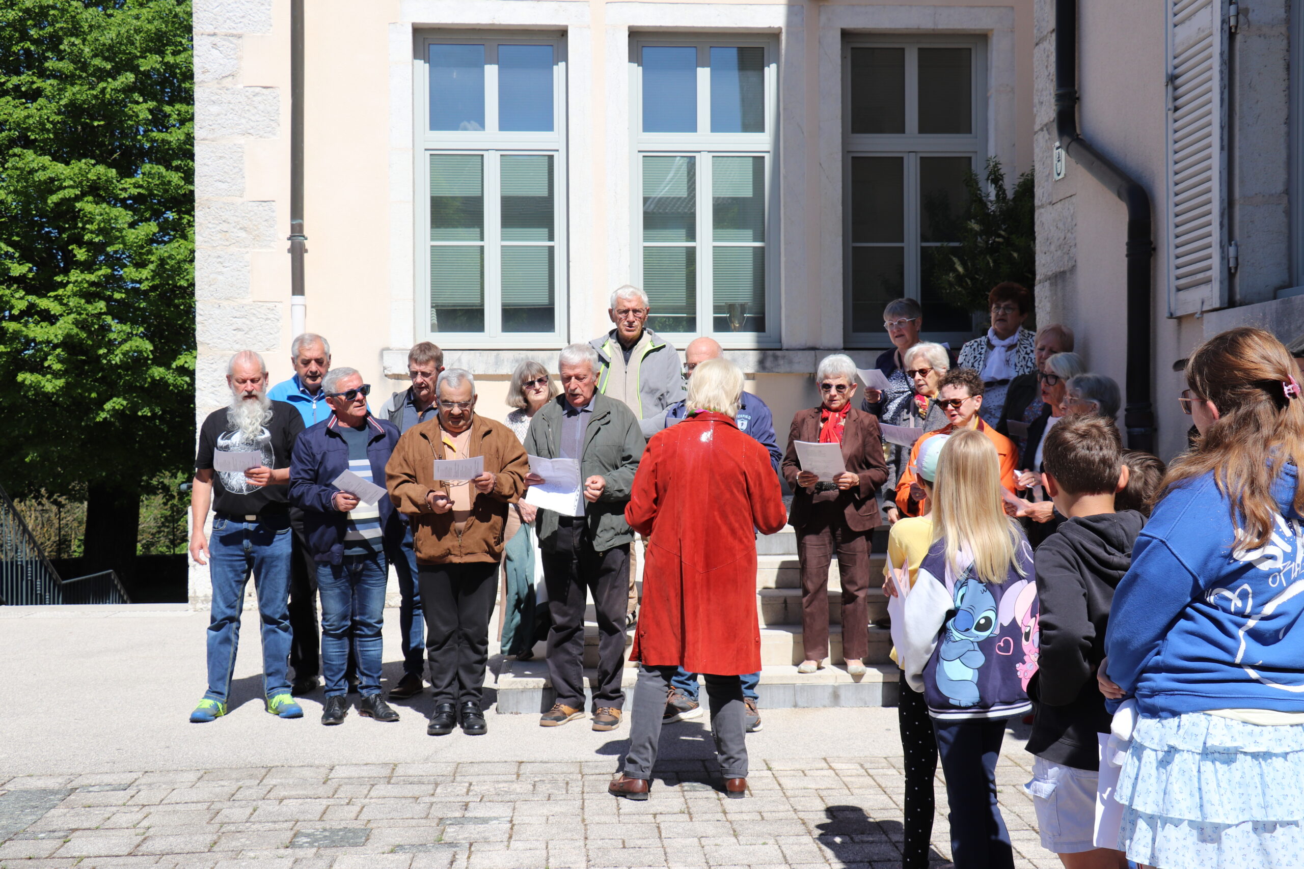 Chorale Aveinna d’Arinthod chantant lors de la cérémonie