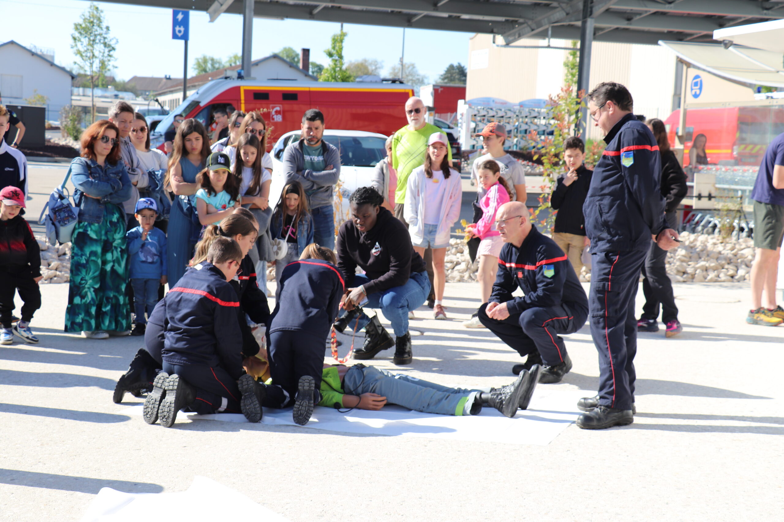 Jeunes sapeurs-pompiers pratiquent une réanimation cardio-pulmonaire à Orgelet