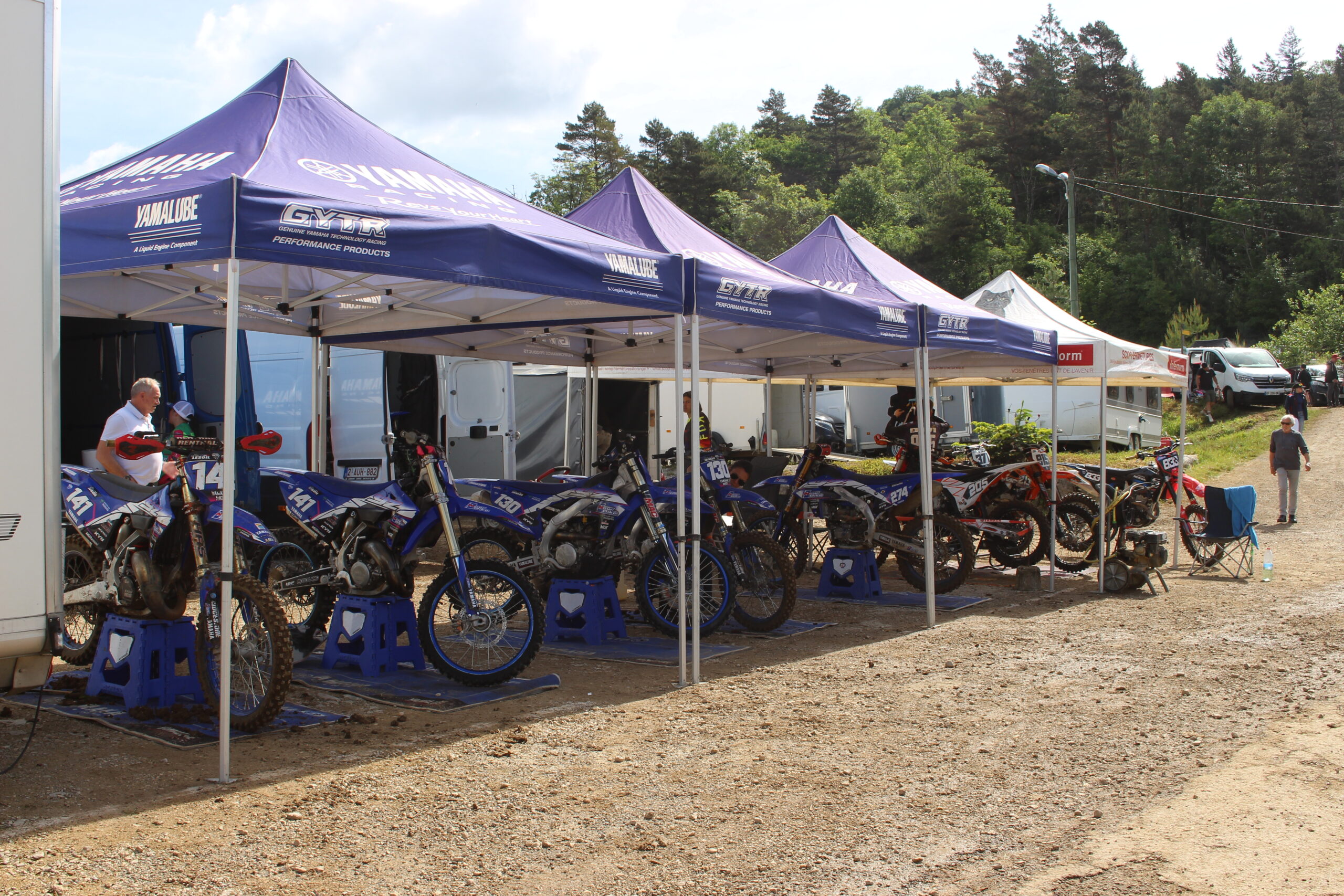 Stands et buvette du motocross, zone spectateurs