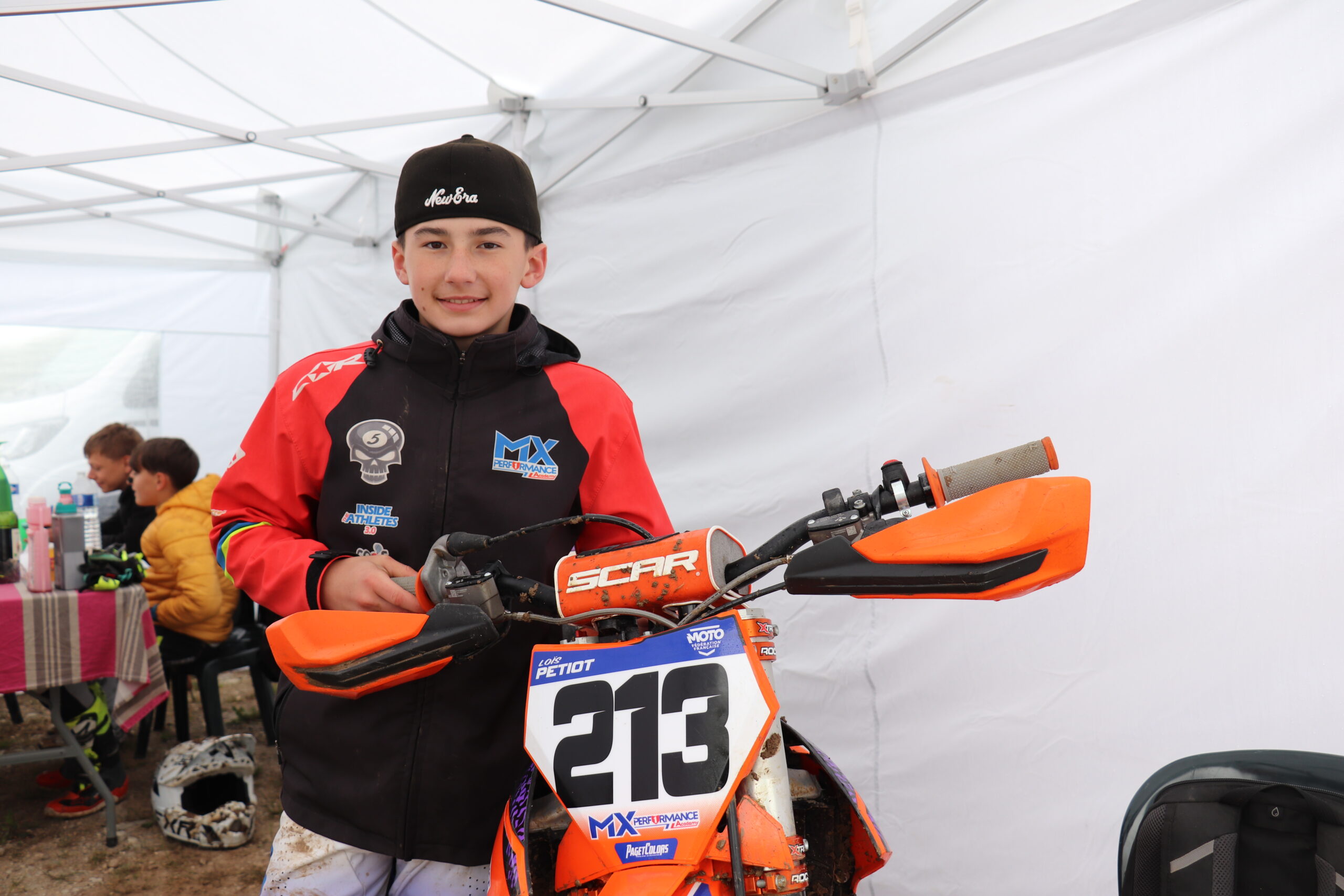 Jeune pilote Loïs Petiot avec une moto de motocross