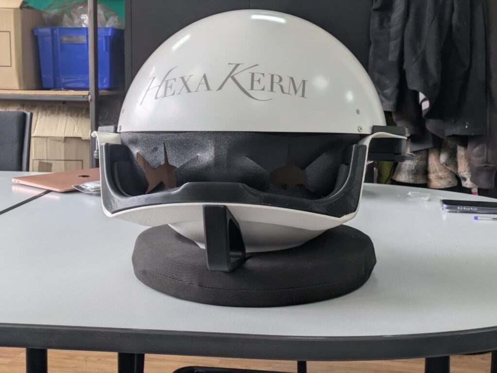 Machine Hexakerm de soin des mains en atelier