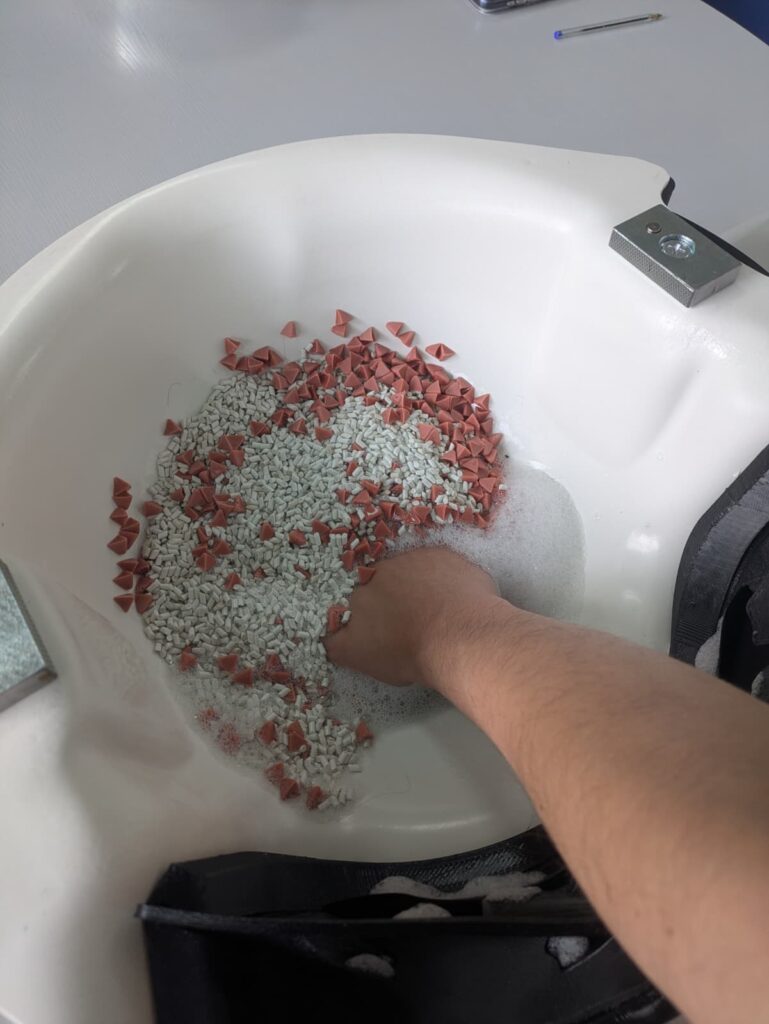 Main plongée dans la machine Hexakerm de soin