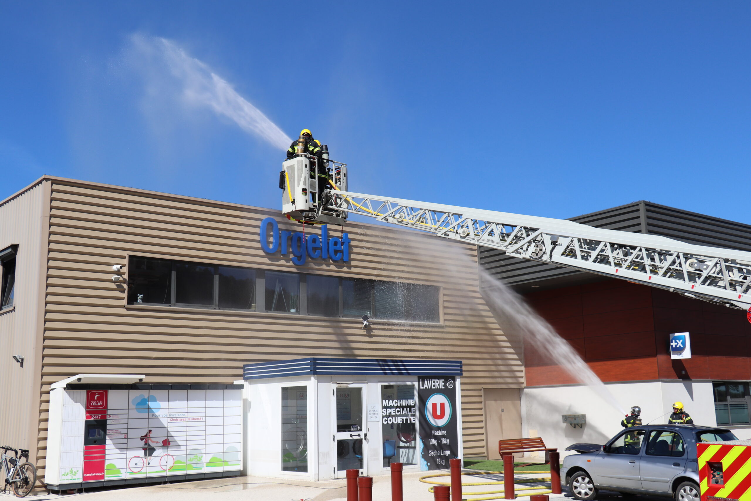 Pompier sur échelle aérienne, manœuvre incendie Orgelet Super U