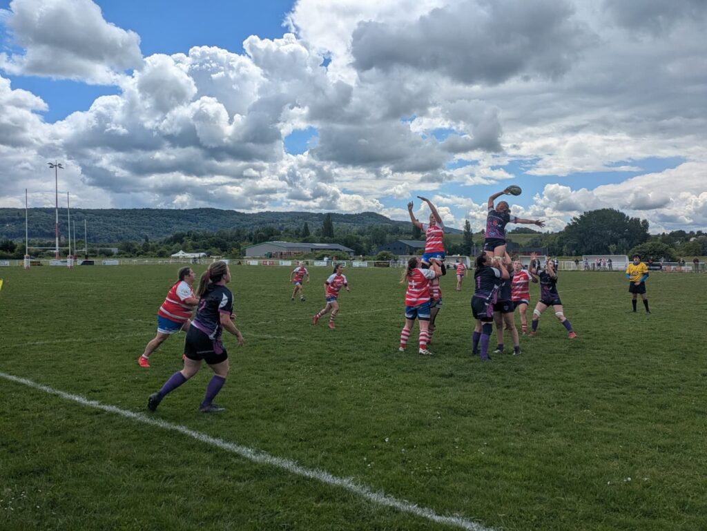 Action de match de rugby féminin pendant une finale
