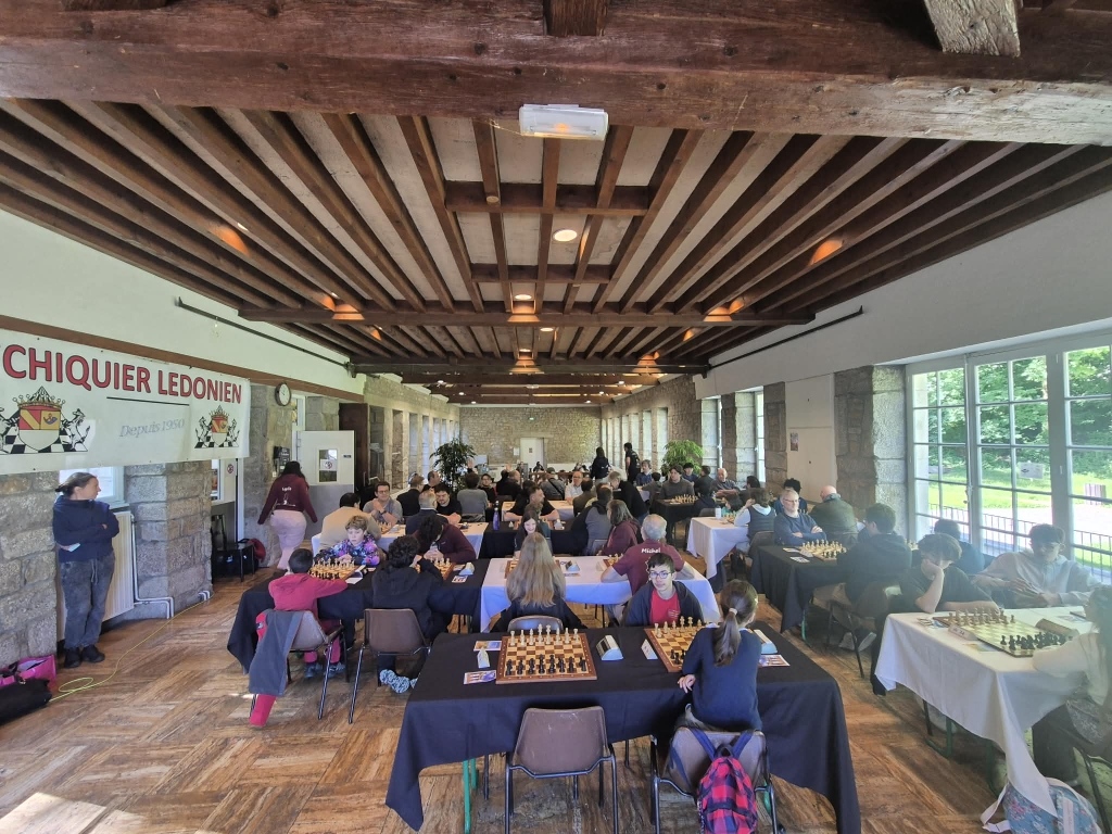 Joueurs d’échecs en tournoi, parties en cours