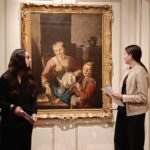 Groupe de lycéens lisant des textes au musée