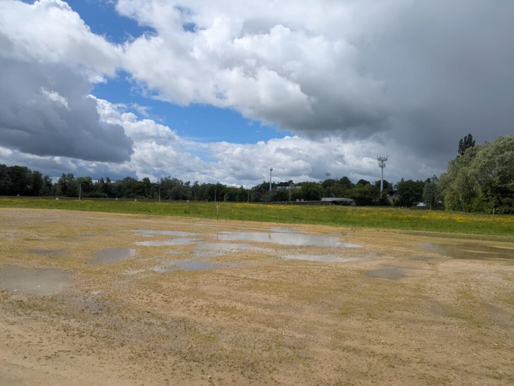 Parking en gravier non aménagé près du parc du Breuil 