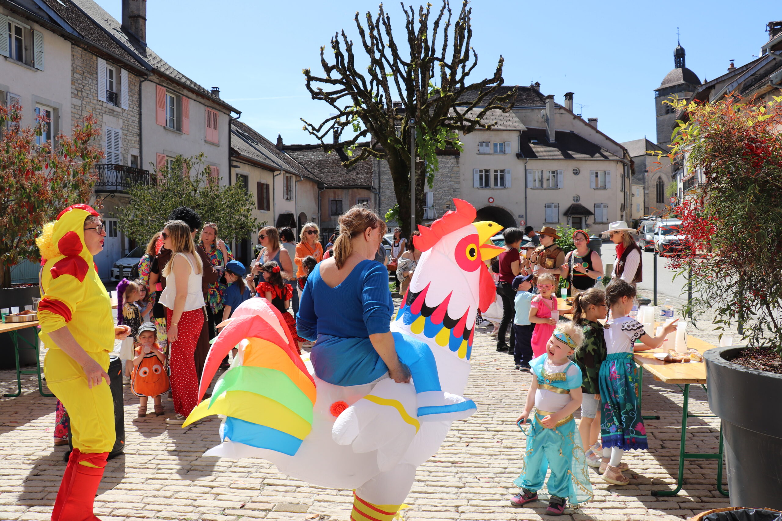 Petit goûter gourmand avec brioches et tartes au sucre au carnaval d'Orgelet