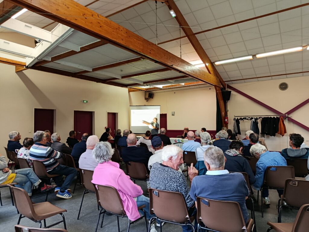 Groupe d’agriculteurs en réunion de solidarité paysanne