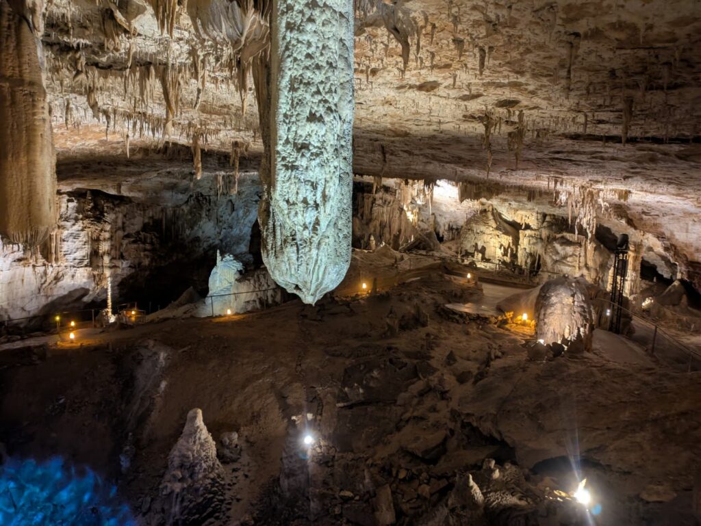 stalactite surnommée Saucisse de Morteau présentée en gros plan dans les grottes des moidons