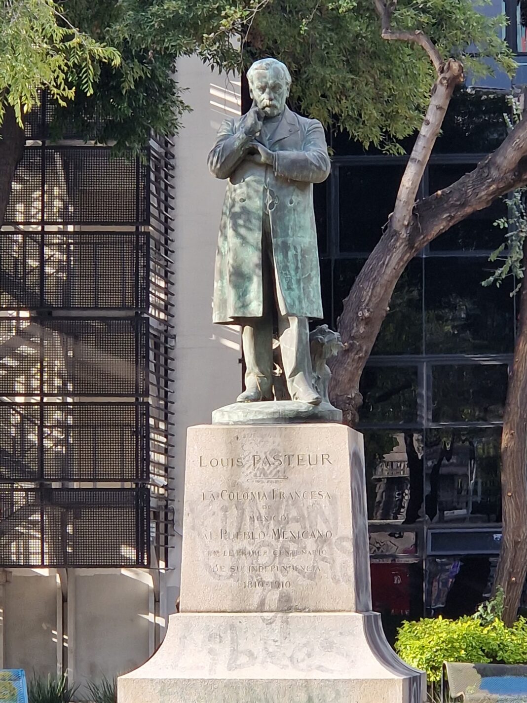 statue Louis Pasteur Mexico