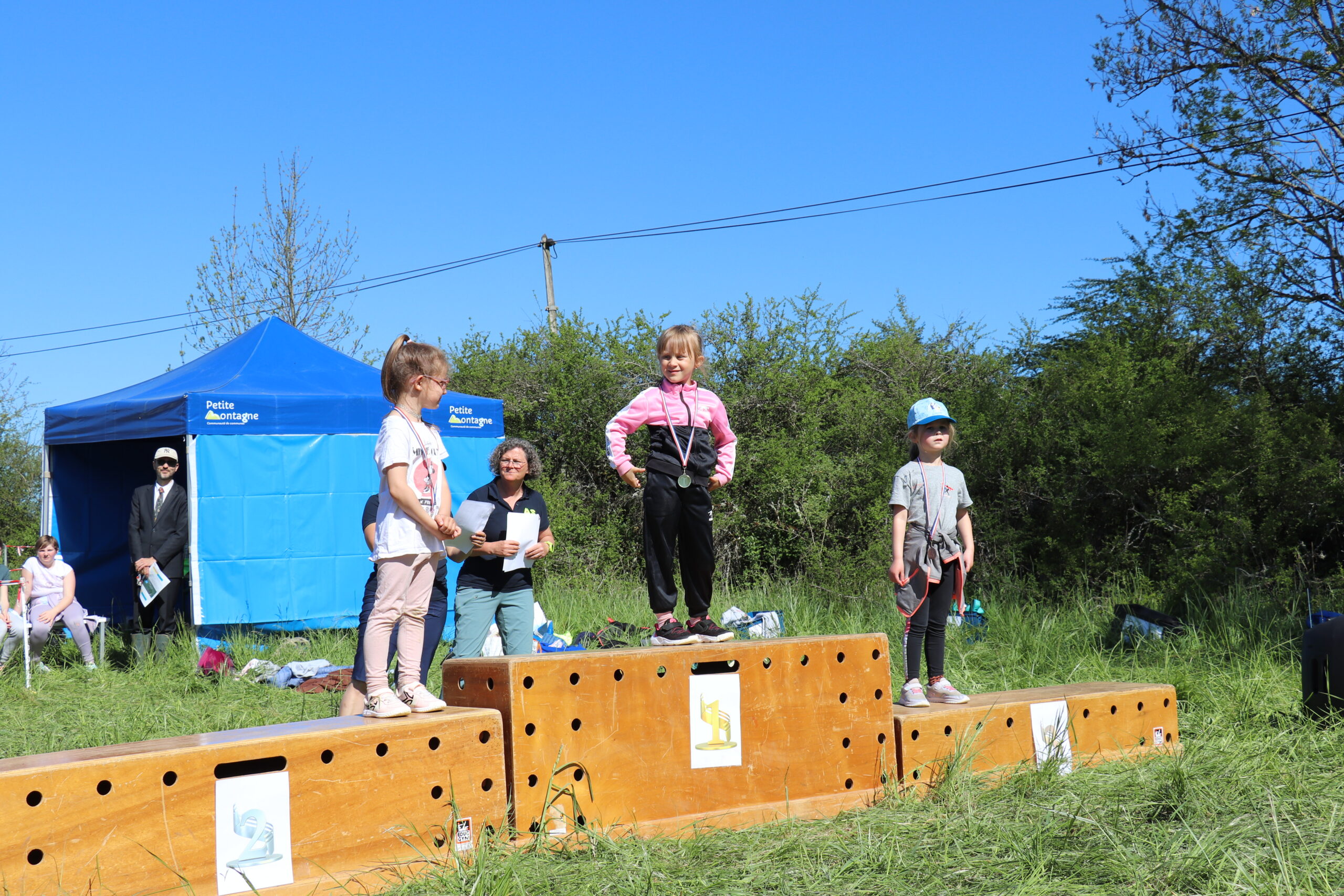 Jeunes enfants sur un podium après la course à Arinthod