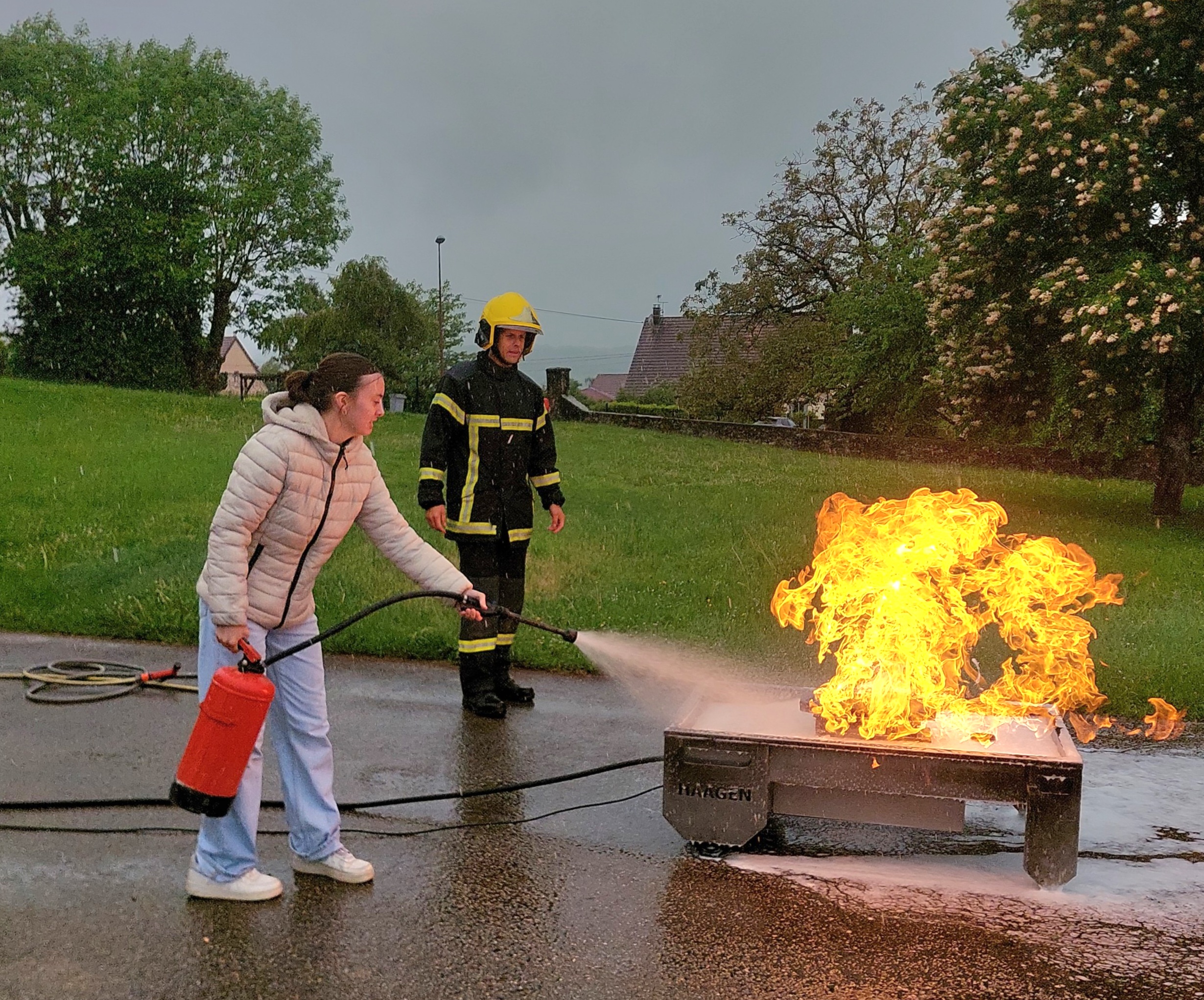 Formation collégiens utilisant un extincteur avec pompiers