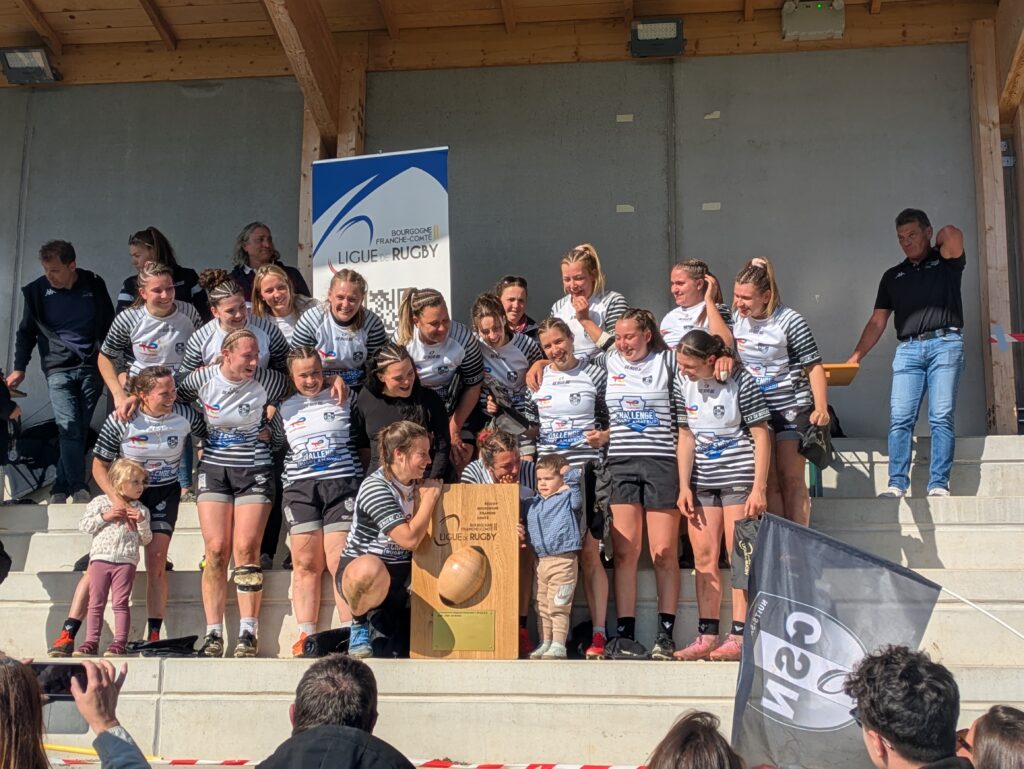 Équipe de rugby féminine victorieuse posant ensemble