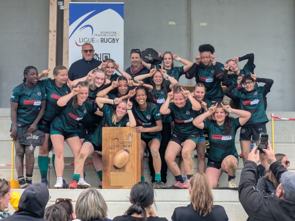 Équipe féminine célèbre une victoire sur le terrain