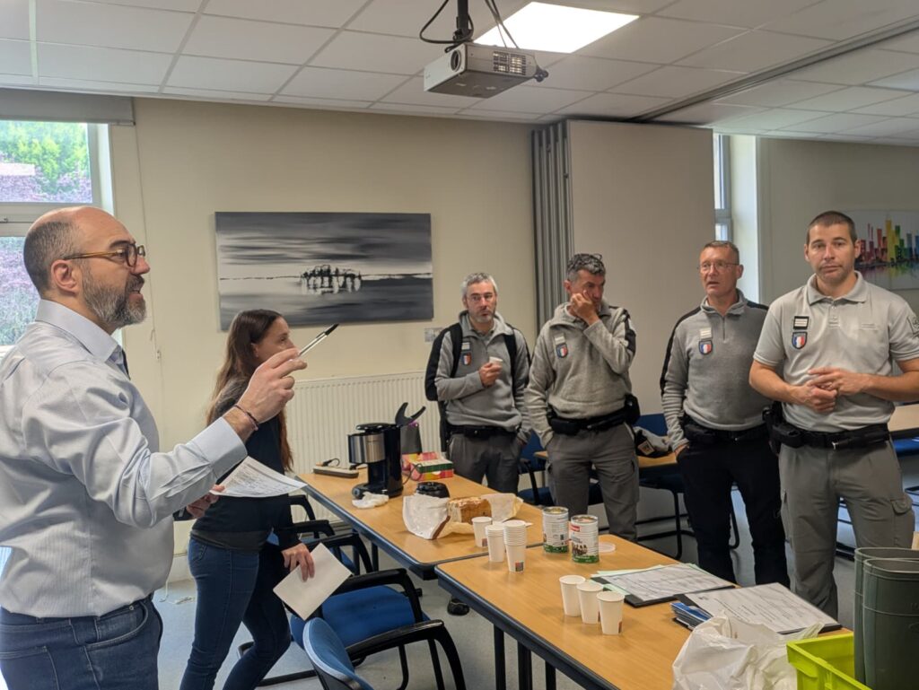 Briefing d’agents lors d’une opération de contrôle