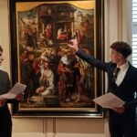 Visiteurs écoutant une lecture dans une salle du musée