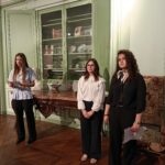 Présentation orale des lycéens devant une œuvre du musée