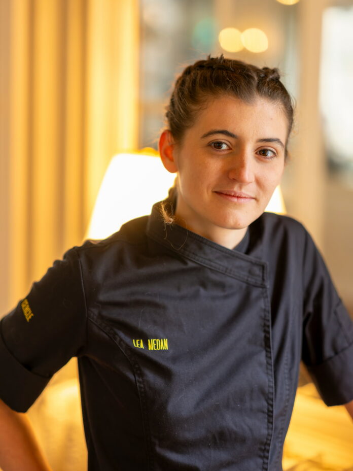 Léa Medan, Le Cercle