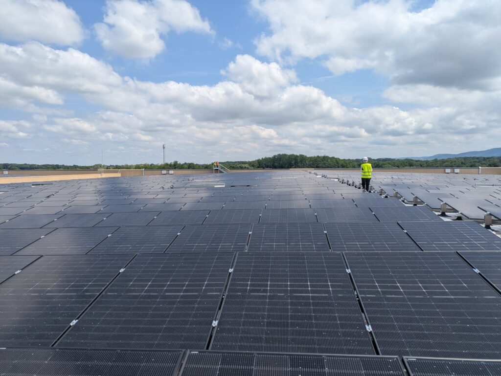 Rangées de panneaux solaires sur vaste toiture industrielle