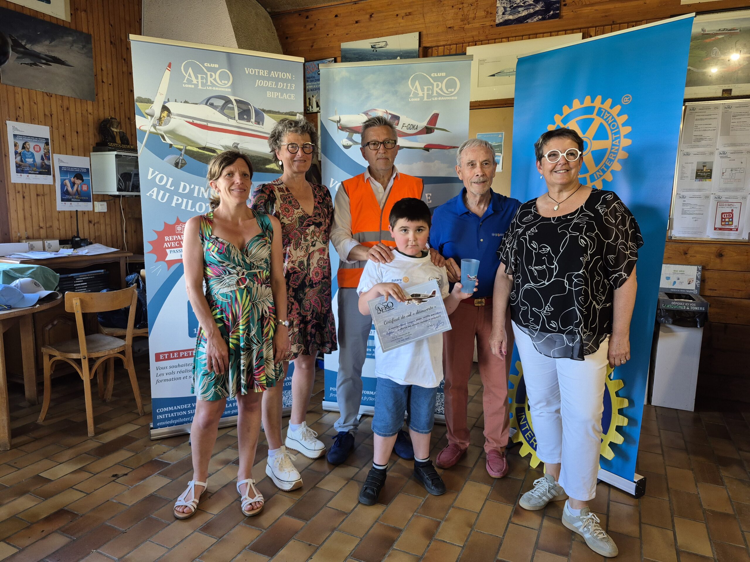 Jeunes de l’IME devant un avion à Courlans