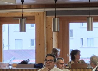 débat autour créations de postes municipales au conseil à Lons