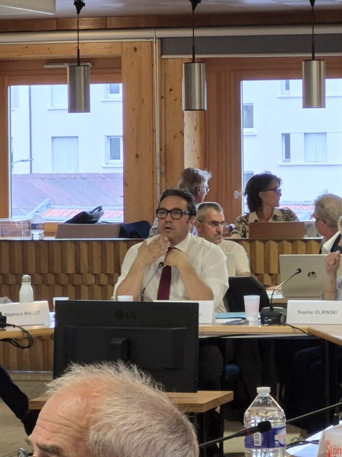 débat autour créations de postes municipales au conseil à Lons