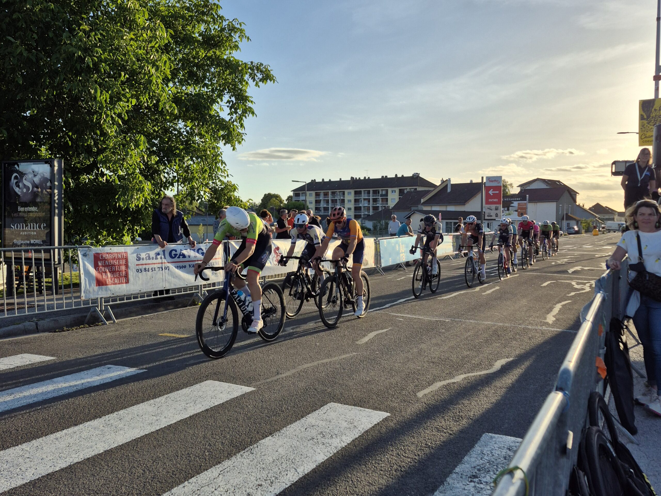 Arrivée d’une course cycliste en ville, Champagnole