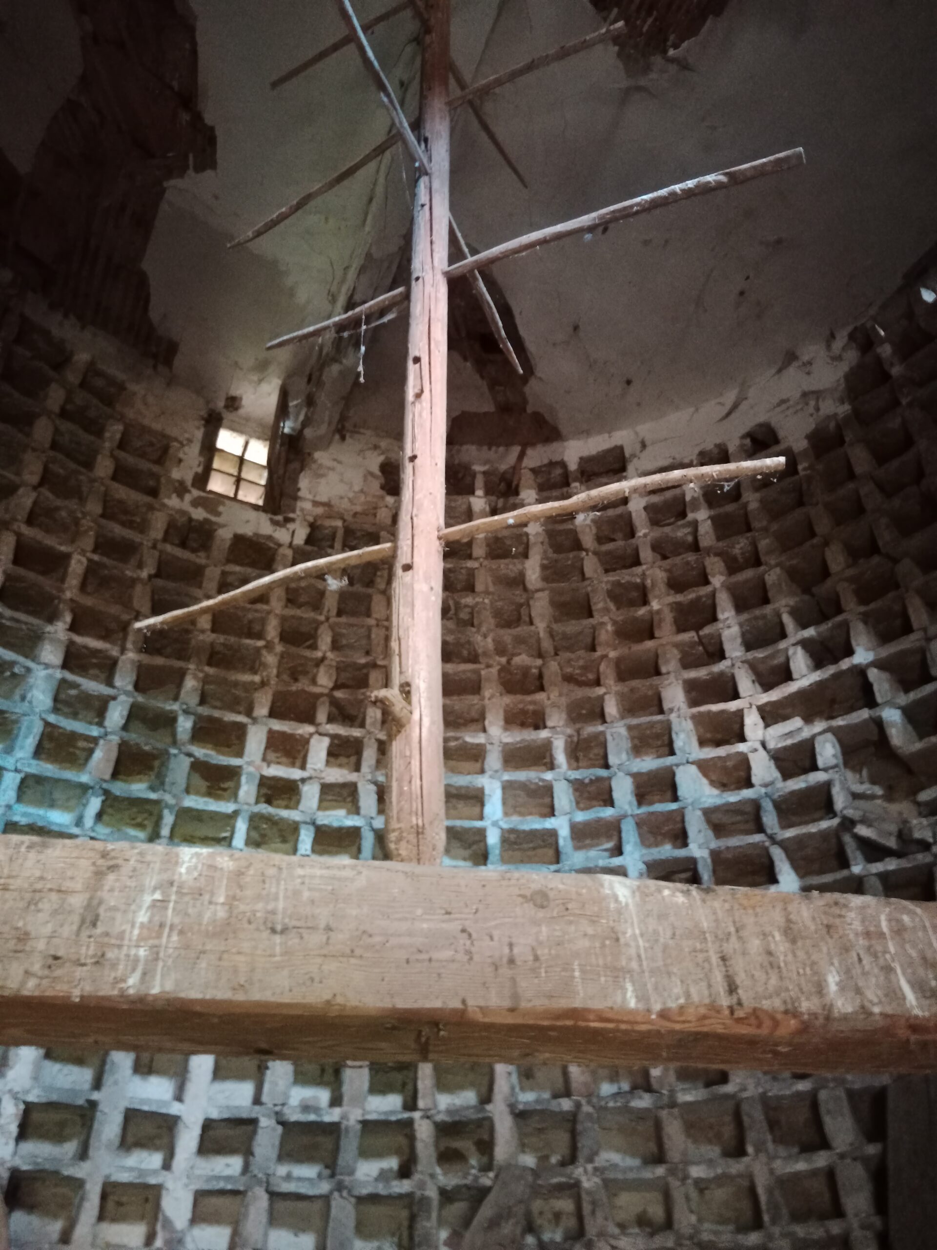 Intérieur du pigeonnier circulaire en pierre, Poligny
